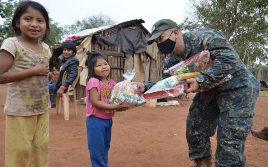 巴拉圭贝多芳市华人华侨协助当地军警赠送儿童节礼物给贫困儿童